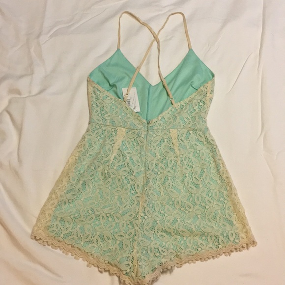 Short lace layered romper. - Picture 4 of 5